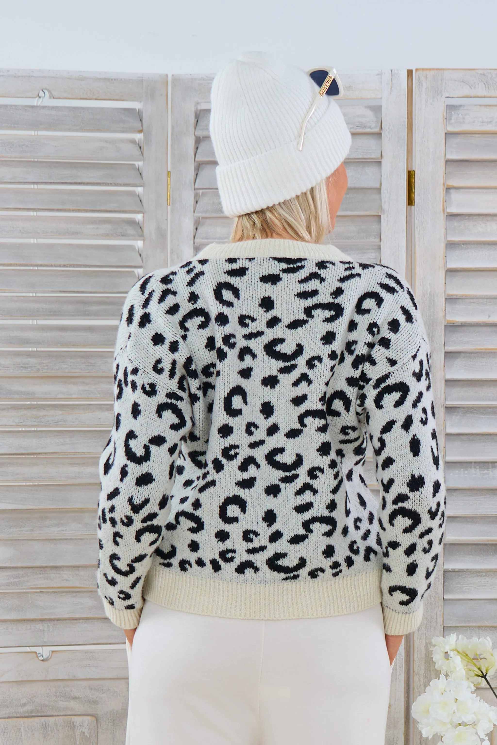 Strickpulli im Leo Design, creme-schwarz